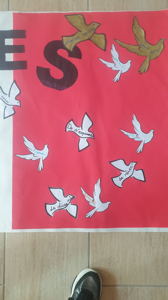 Moment très émouvant lors de la cérémonie d'hommage à Dominique Bernard et Samuel Paty par les CM de Savasse.