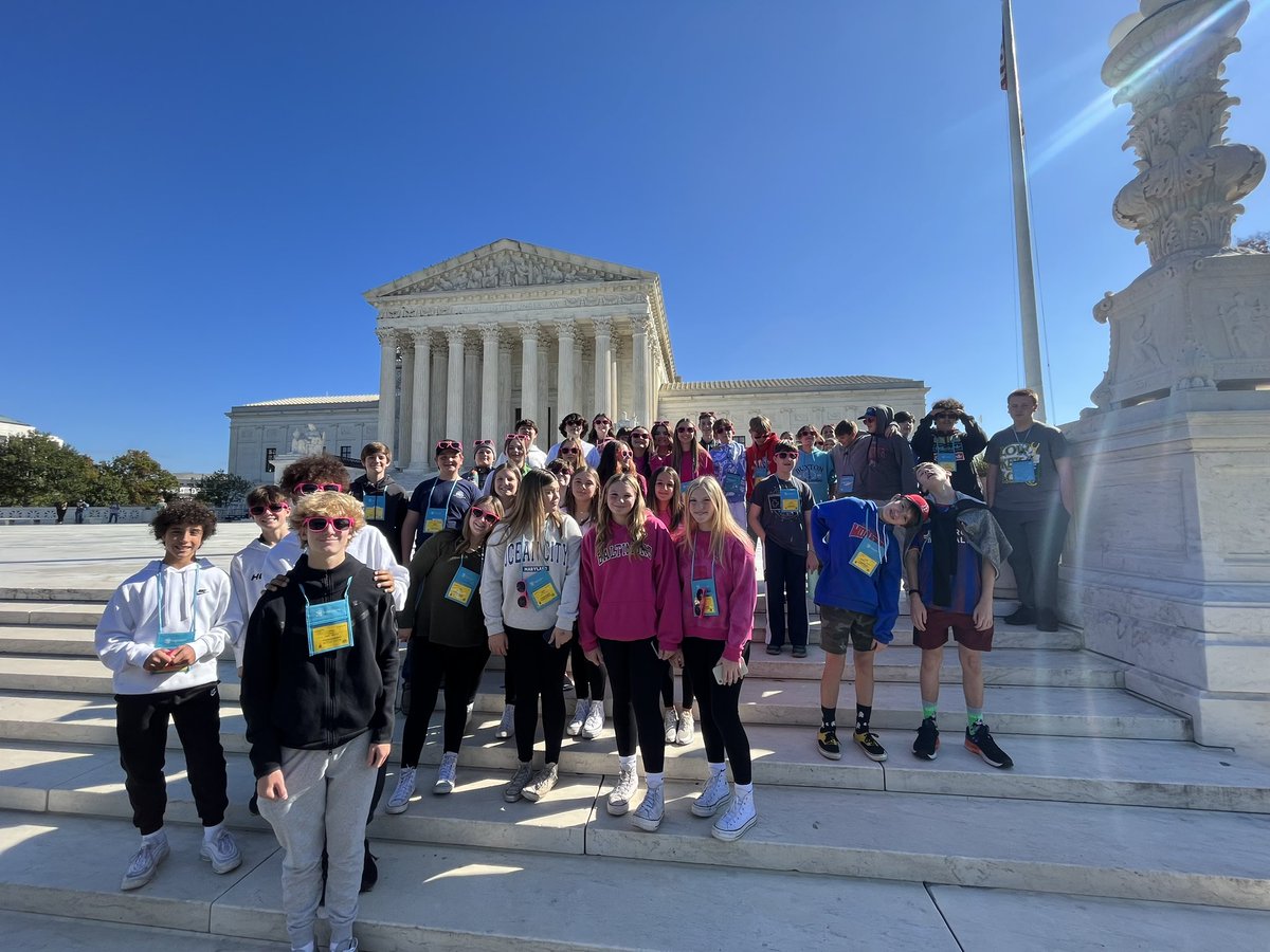 BunsoldMiddle's tweet image. Bus 2 at the Supreme Court and White House #judicialbranch #executivebranch #twoouttathree #separationofpowers #montesquieu #constitution #learningisfun