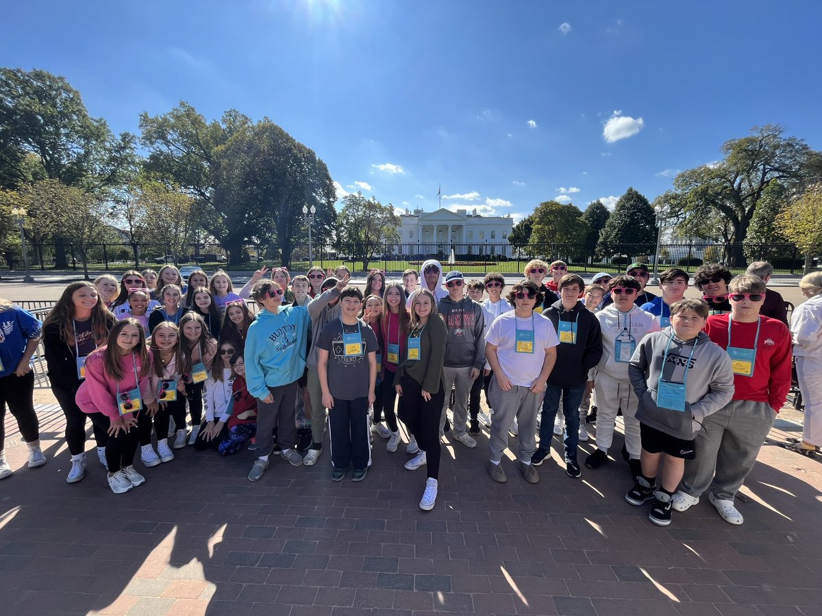 BunsoldMiddle's tweet image. Bus 2 at the Supreme Court and White House #judicialbranch #executivebranch #twoouttathree #separationofpowers #montesquieu #constitution #learningisfun