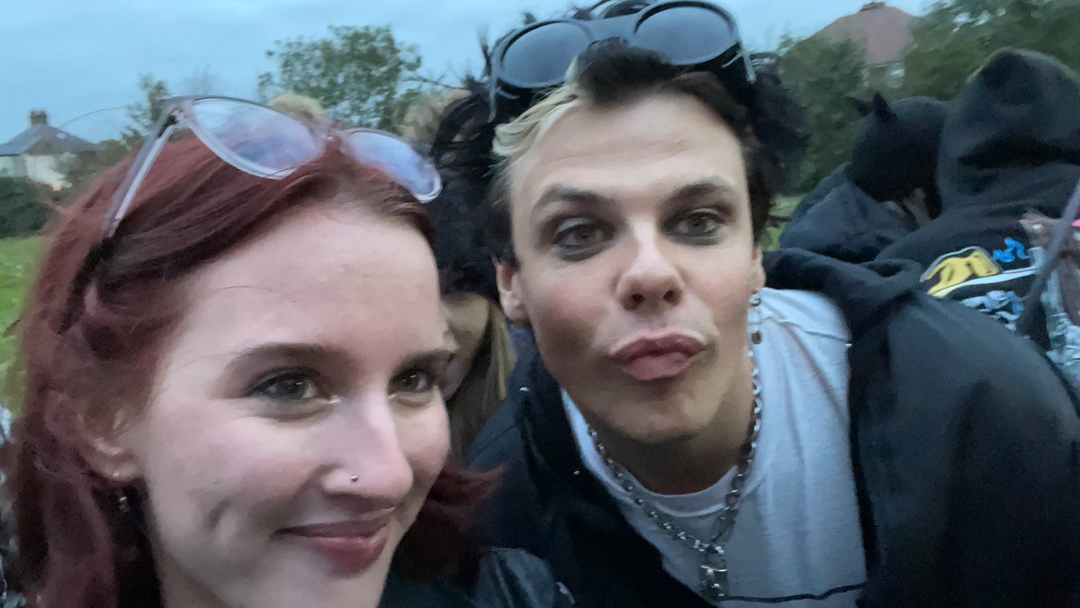 bhc_megan's tweet photo. 2 years tomorrow would’ve been the day I met him for the first day. So thankful to meet you again!! 🖤🖤

@yungblud @tmpllnt 

#nortoncoronationclub #yungbludlivelounge #yungblud #bhc #DomHarrison https://t.co/nYH4NWrOPW