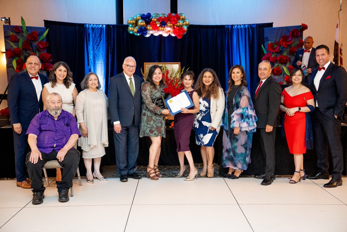 Congratulations to Maria Tarin, a parent at Starlight Elementary who Excelencia Latina recognized for her work volunteering at the school. We are proud to have such dedicated parents volunteering at our schools and making an impact on our students. #HomeSchoolCommunity