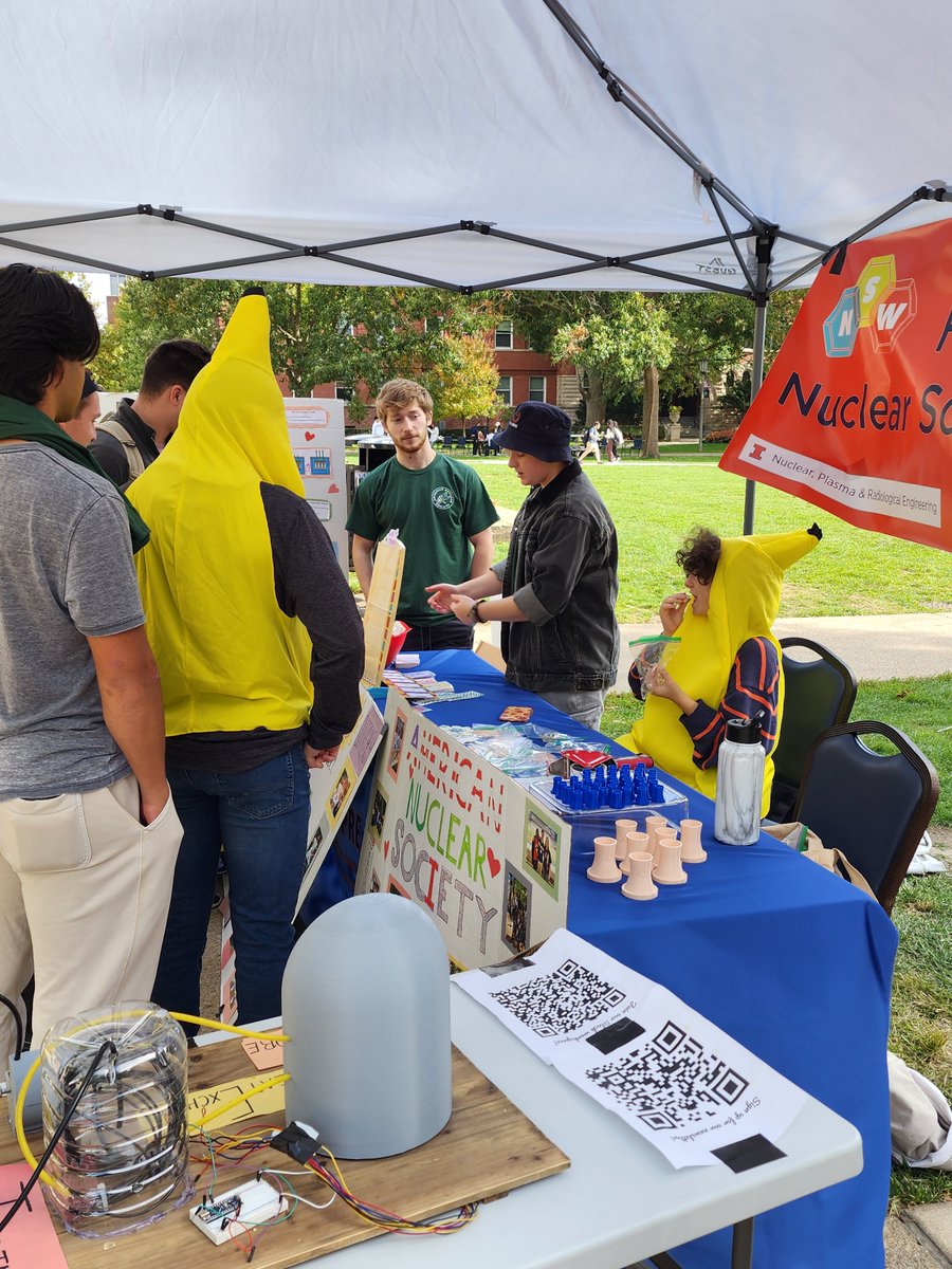 Our students are on the Main Quad today, engaging and educating people about nuclear energy. Great to see them doing their part for Nuclear Science Week! @ANS_Illinois @WiNuiuc