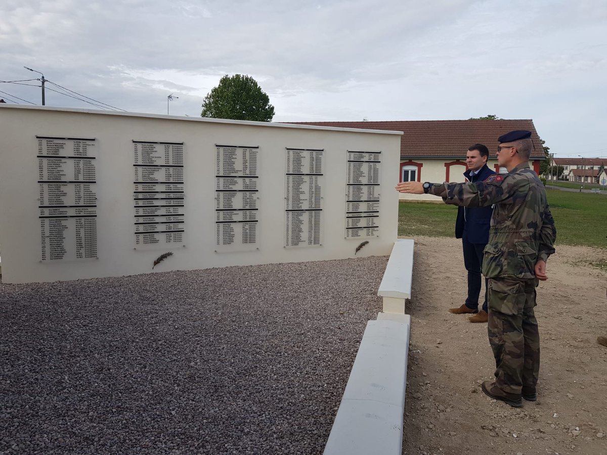 jordan_guitton's tweet photo. 🔵 Ce matin je me suis rendu à #Mailly-le-Camp, aux côtés d'élus locaux afin de prendre connaissance de la restructuration au sein du camp militaire pour les années à venir.
➡️ Ce fut l'occasion d'échanger avec les représentants militaires sur l'application concrète de la Loi de Programmation Militaire (LPM) votée à l'Assemblée nationale, pour la période 2024-2030.
🪖 Il est important de que les forces armées puissent être équipés correctement, mais aussi que leur vie de famille s'accorde avec leur engagement.
🫡 J'en ai profité pour me recueillir devant le nouvel emplacement du Monument aux Morts, pour les opérations extérieures Françaises, qui permet de rendre hommage à nos soldats.
#Armée #MaillyLeCamp #Aube #ChampagneArdenne #LPM