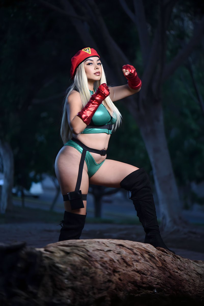 Una chica de Street Fighter en el parque 💚❤️