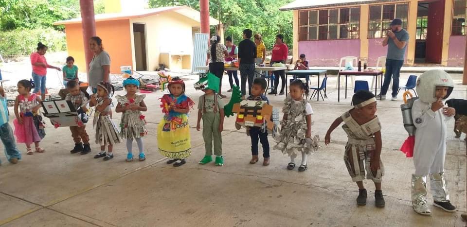 EducGuerrero's tweet photo. 🌎#CuidandoElMundo | La comunidad escolar del Preescolar "Xochitl", ubicado en la comunidad del Tanque, Mpio. de Tlapehuala, se sumaron a las acciones a favor del cuidado del Medio Ambiente. 🏫👌
Hoy “Día internacional de Protección a la Naturaleza”. 🏞️ https://t.co/Yxcx8Z6Pih