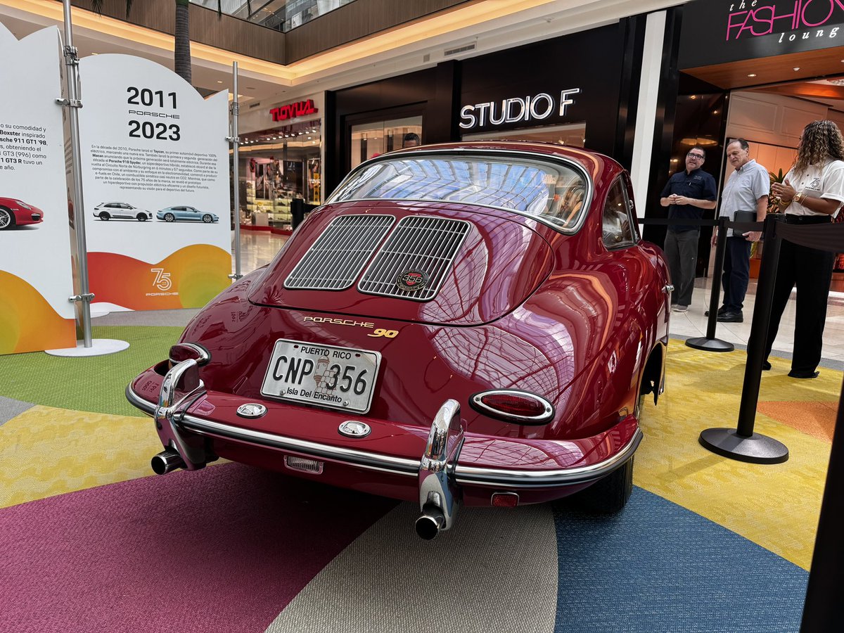 OverdriveNewsPR's tweet image. Este Porsche 356 del 1963 es 1/3 de ejemplares en la isla y el que está restaurado más acorde a las especificaciones de fábrica. Está en exhibición en el Mall of San Juan como parte de la celebración por los 75 años de la marca. 

#OverdriveNews