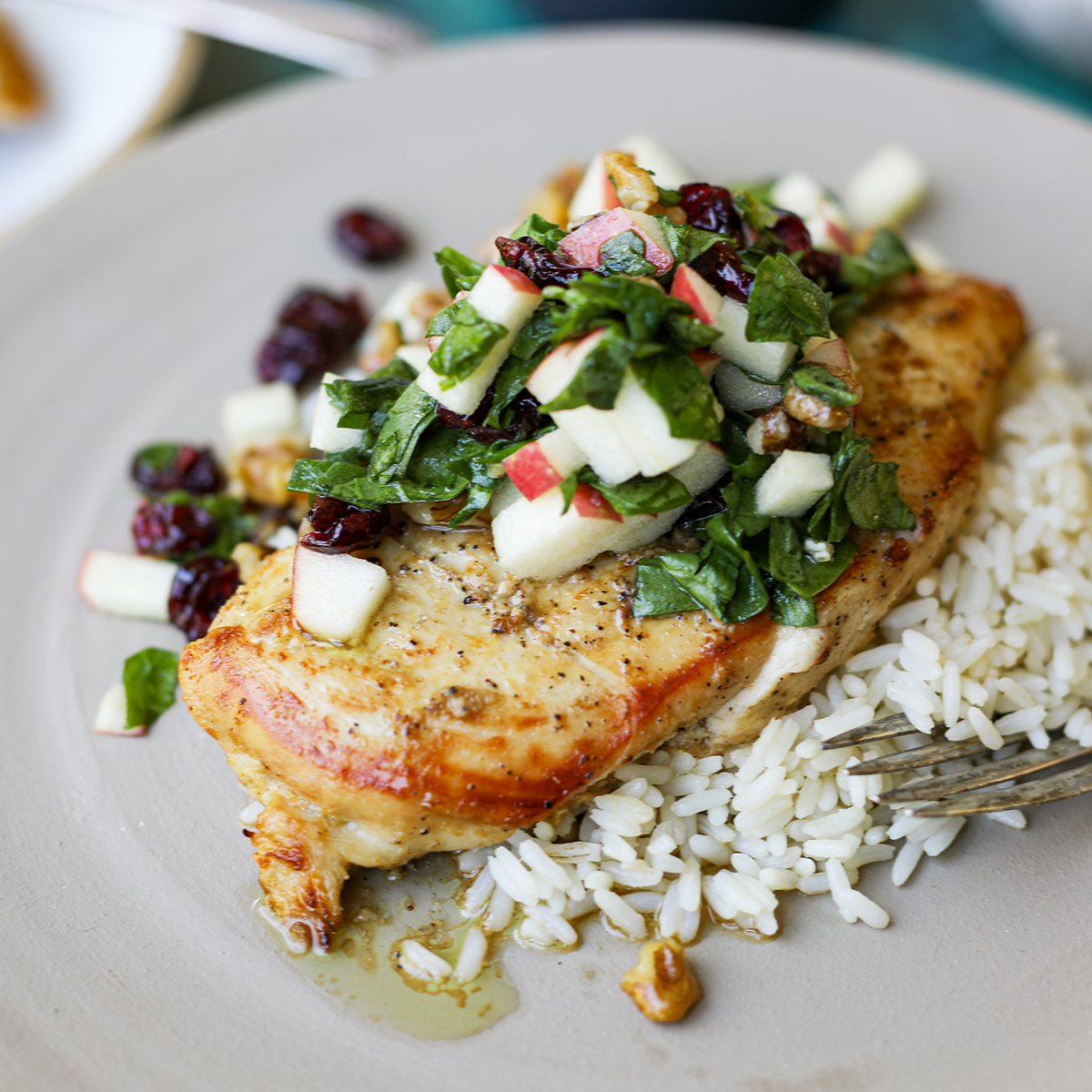 SmartChicken's tweet image. This pan roasted maple Dijon chicken with apple cranberry walnut salad is the perfect fall combination! Get the recipe here:  smartchicken.com/pan-roasted-ma…