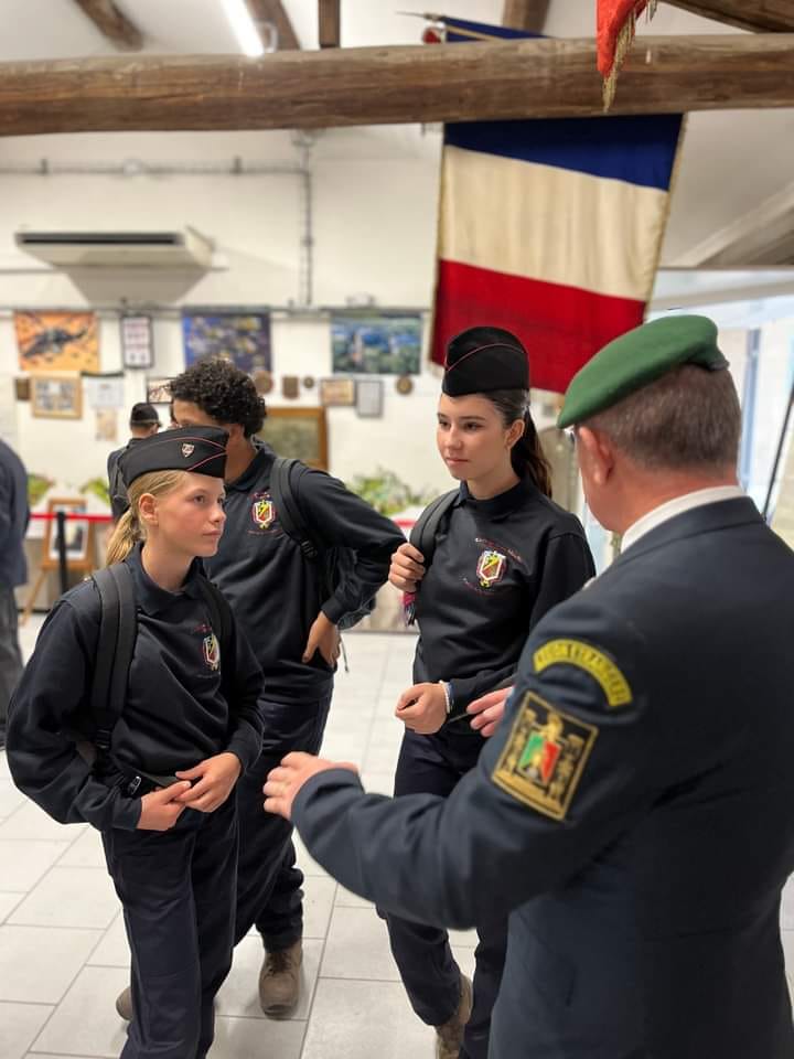 🇨🇵 Aujourd'hui, les <a href="/CadetsSC/">Cadets de la Sécurité Civile</a>  de l'@Uiisc7 ont rencontré les anciens combattants des associations patriotiques du Var &amp; <a href="/DidierBremond/">Didier Bremond</a>, maire de <a href="/Ville2Brignoles/">Ville de Brignoles</a>. Par leurs échanges avec nos aînés, nos jeunes entretiennent le #devoirdemémoire &amp; le sens de l'engagement . 
<a href="/83DMD/">Délégation Militaire Départementale du Var - DMD83</a>