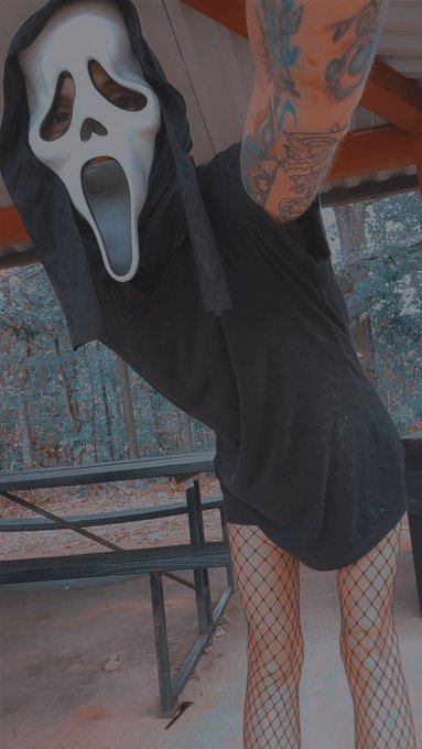 I love spooky season https://t.co/EyNzvHlXLU