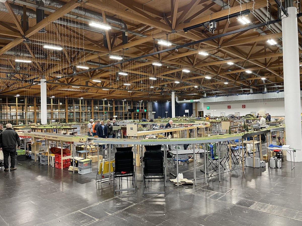 Grüße aus Magdeburg. Der FREMO holt mit einem Großtreffen, sein 40 jähriges Jubiläum nach. Hier ein Blick in eine der 3 Hallen.