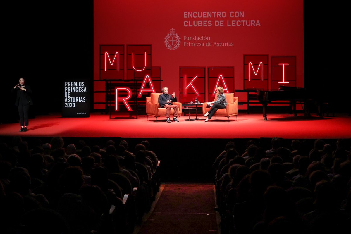 “Murakami blues”. 

Encuentro de Haruki Murakami con miembros de clubes de lectura de bibliotecas públicas de Asturias y de distintas localidades españolas en el Teatro Jovellanos de Gijón.  

©FPA | Julián Rus     

#PremiosPrincesadeAsturias <a href="/Teatrogijon/">Teatro Jovellanos</a>