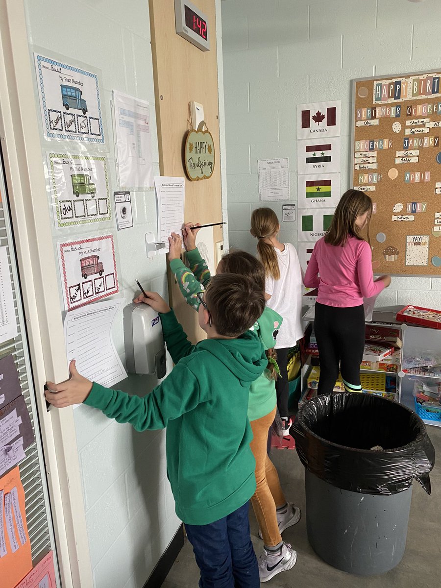 TerriWhiteGr6's tweet photo. Ended the day off with a scavenger hunt for rocks, minerals and erosion!#grade4science #rocksmineralserosion @StTeresasSchoo1 https://t.co/BBG4mo0Clk