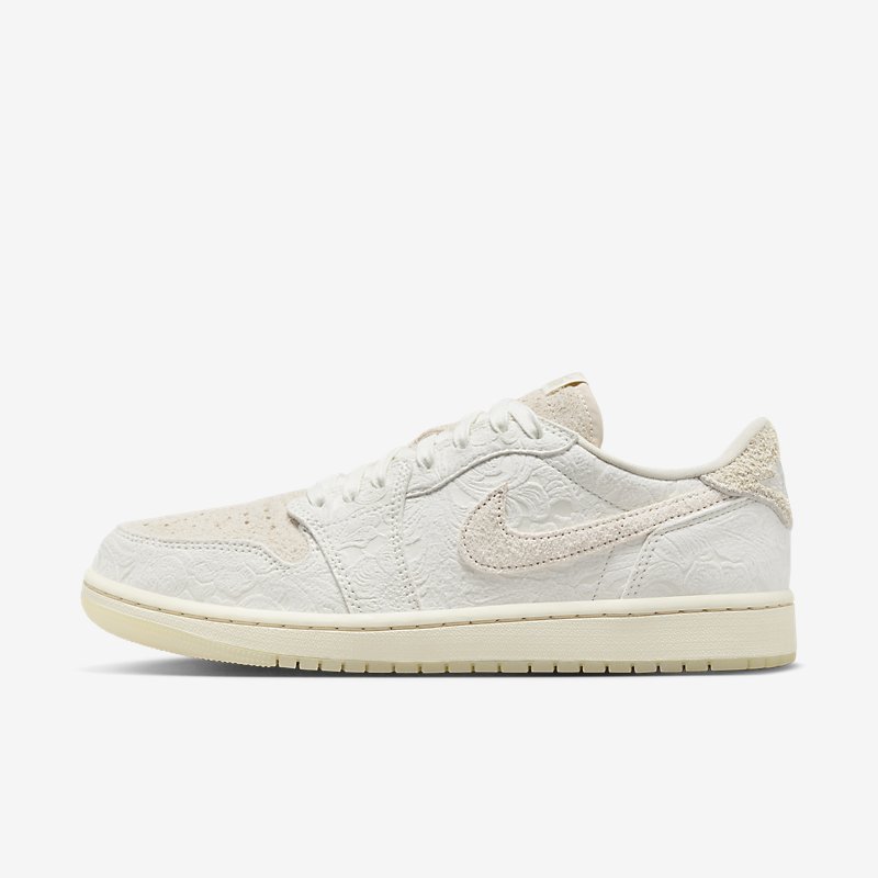 more_sneakers's tweet image. The Chris Paul x Air Jordan 1 Low OG 'Light Cream Sail' is dropping soon. With its elegant floral design and premium suede finish, it's a must-have for sneakerheads. Don't sleep on this one! 
=&amp;gt; bit.ly/3FmA8bH

🔥 #Jordan #SneakerRelease #CP3Legacy
