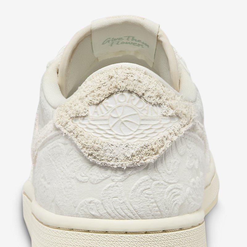 more_sneakers's tweet image. The Chris Paul x Air Jordan 1 Low OG 'Light Cream Sail' is dropping soon. With its elegant floral design and premium suede finish, it's a must-have for sneakerheads. Don't sleep on this one! 
=&amp;gt; bit.ly/3FmA8bH

🔥 #Jordan #SneakerRelease #CP3Legacy