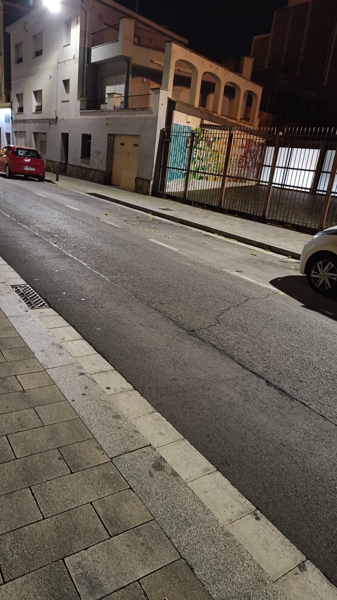 tonaEsteller's tweet photo. @ajigualada @policiaIgualada @jordicuadras Vergonya!!!! fa uns dies arreglaven el terra ... L'any passat ja aparcaven!!! Nou pàrquing?? Civisme. Llocs per aparcar una mica més amunt!! Comoditat! Eduquem als infants😱 https://t.co/GsB1S27Czq