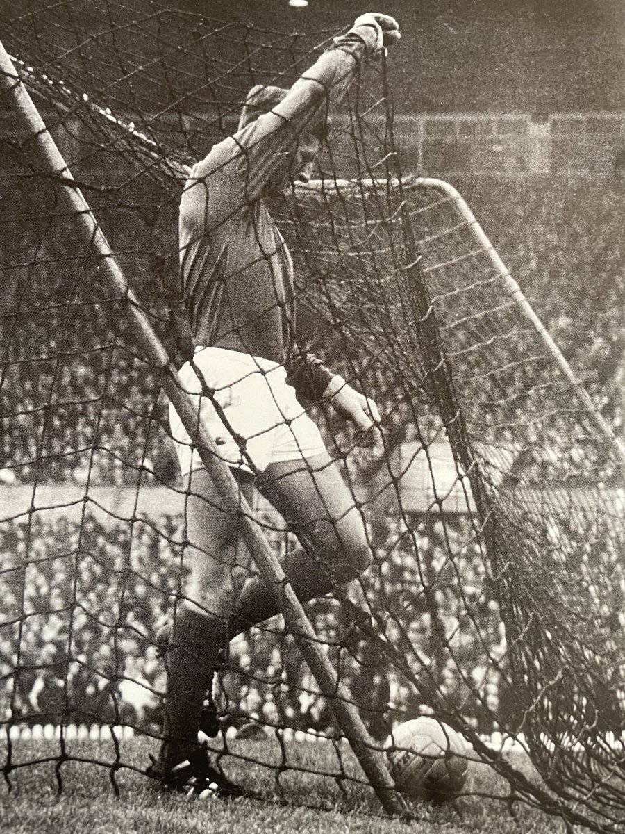 Manchester United goalkeeper Alex Stepney gets the ball out of the net after Pat Jennings had scored against him in the 1967 Charity Shield. Read the first part of The Pat Jennings story here readtheleague.com/the-big-featur…