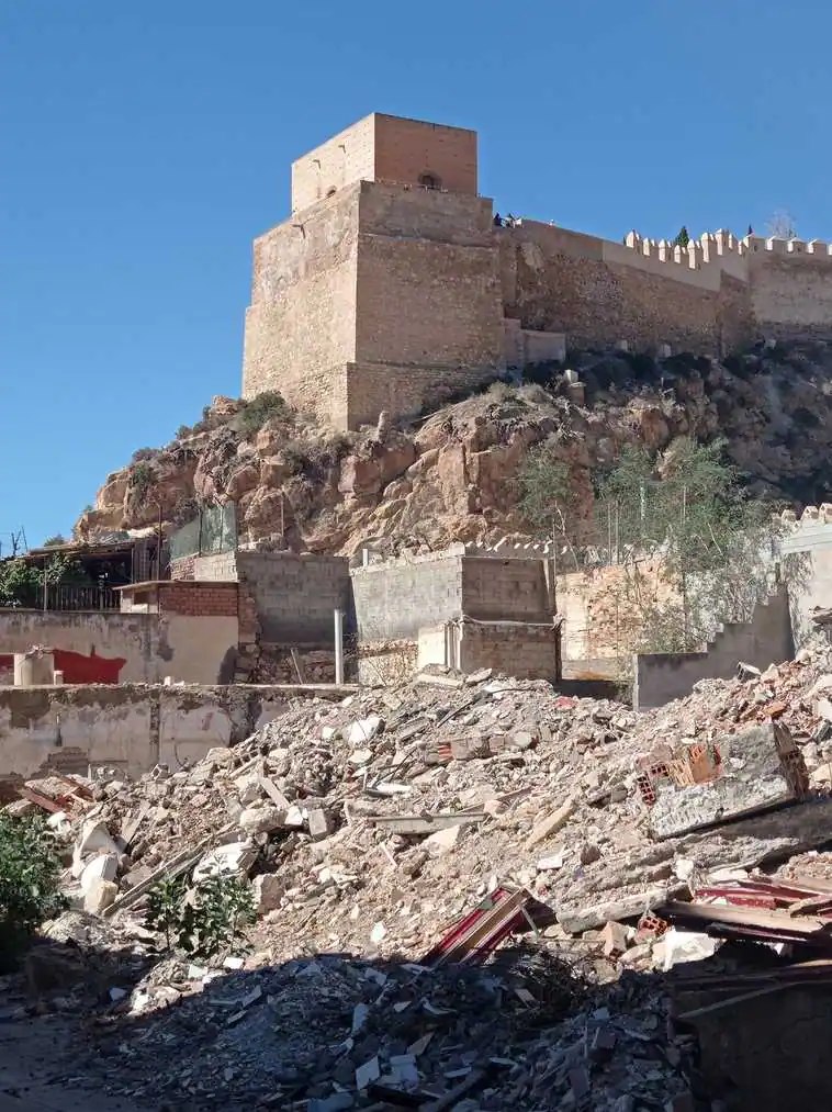«¿Esto es Almería o Ucrania?»
Asociación Amigos de la Alcazaba ha denunciado el estado del entorno del monumento. Una publicación de Amigos de la Alcazaba de Almería, asociación que trabaja por la Difusión, Disfrute y Defensa del patrimonio cultural de la provincia.