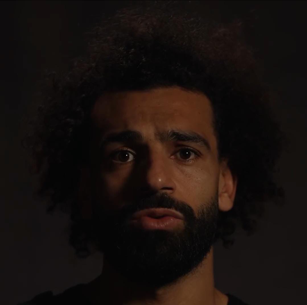 xraykh_'s tweet photo. وأخيراً محمد صلاح يرد على الكل ويعلن دعمه في خطاب عبر حسابه في الانستقرام: 

" ليس من السهل أبدًا الإدلاء بتصريحات في مثل هذه الأوقات العصيبة .....

شهدنا في الأيام السابقة عنف شديد ووحشية غاشمة تدمي القلوب، لا يمكن تحمل وتيرة العنف المتصاعدة منذُ أسابيع. جميع الأرواح مقدسة ويجب توفير سبل الحماية لها.

يجب أن تتوقف المجازر ، فالعائلات تتقطع أواصرها!

يجب السماح بتقديم الدعم الإنساني لغزة فورًا.

يمر سكان غزة بأوضاع مزرية. بالأمس، شاهدنا مشاهد مروعة في المستشفى.

يحتاج سكان غزة إلى الغذاء والماء والدواء فورًا.

أناشد جميع قادة العالم للتكاتف معًا لمنع وقوع مزيدٍ من المذابح للأبرياء. والإنسانية يجب أن تسود".