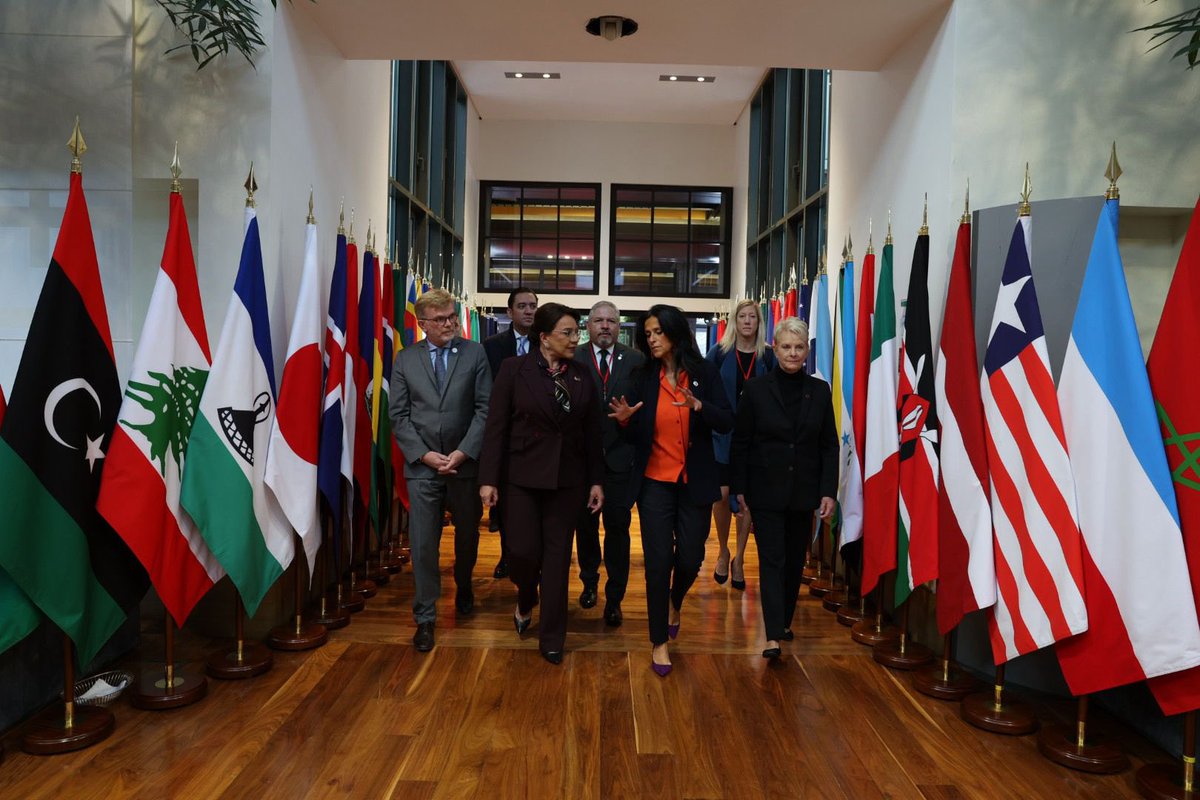 CZacharopoulou's tweet photo. Honorée d'ouvrir le #GlobalShoolMealsSummit avec la Présidente 🇭🇳 @XiomaraCastroZ. 
Le #Honduras illustre tout l'enjeu de la coalition pour l'alimentation scolaire. Son soutien à 22.000 écoles a permis de sécuriser des repas quotidiens et de qualité 1,3 million d'enfants. https://t.co/9IzWmDRwCr