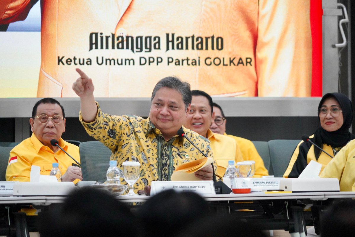 golkar_id's tweet photo. DPP Golkar menggelar Rapat Pleno yang dipimpin langsung oleh Ketum Golkar @airlangga_hrt , dan dihadiri oleh seluruh pengurus, serta Ketua Bidang Partai Golkar, di kantor DPP Partai Golkar, Slipi, Jakarta Barat, Rabu, 18 Oktober 2023.

#GolkarIndonesia #AirlanggaHartarto https://t.co/ZSe4FU64bw