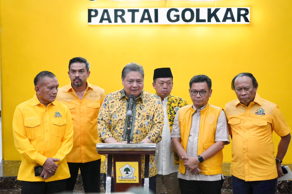 golkar_id's tweet photo. DPP Golkar menggelar Rapat Pleno yang dipimpin langsung oleh Ketum Golkar @airlangga_hrt , dan dihadiri oleh seluruh pengurus, serta Ketua Bidang Partai Golkar, di kantor DPP Partai Golkar, Slipi, Jakarta Barat, Rabu, 18 Oktober 2023.

#GolkarIndonesia #AirlanggaHartarto https://t.co/ZSe4FU64bw