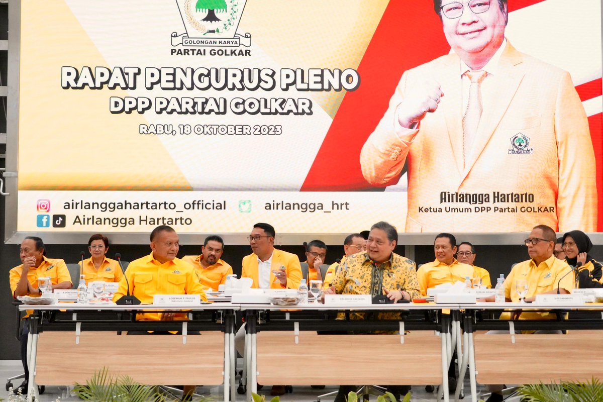 golkar_id's tweet photo. DPP Golkar menggelar Rapat Pleno yang dipimpin langsung oleh Ketum Golkar @airlangga_hrt , dan dihadiri oleh seluruh pengurus, serta Ketua Bidang Partai Golkar, di kantor DPP Partai Golkar, Slipi, Jakarta Barat, Rabu, 18 Oktober 2023.

#GolkarIndonesia #AirlanggaHartarto https://t.co/ZSe4FU64bw