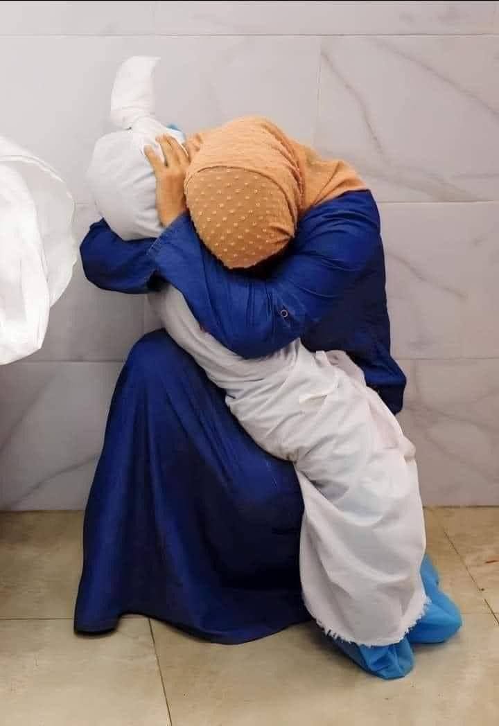 *الحضن الأخير..*
*أم تحتضن طفلها الذي قتله القصف الإسرائيلي على قطاع غزة لا حول ولا قوة إلا بالله وحسبي الله ونعم الوكيل ☝️