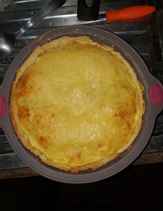 Quiche aux poireaux ! Trop bonne 😋😋 on s'est r&eacute;galer 😁 https://t.co/hi64MKXCZ9