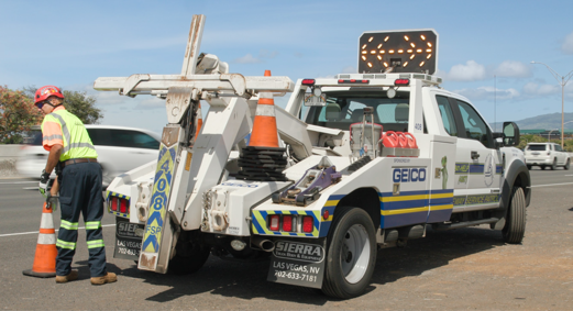 DOTHawaii's tweet photo. Oahu #hitraffic October 21st is National Move Over Day! The HDOT Freeway Service Patrol, sponsored by @GEICO, is out on patrol and reminds you to keep an eye out for flashing lights and stationary emergency vehicles. #GEICOSafetyPatrol #MoveOverDay https://t.co/HKO3BH7scF