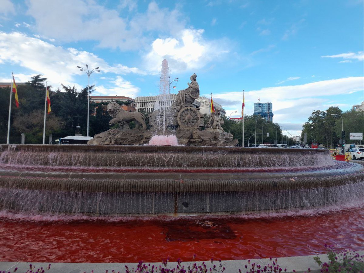 Activistas tiñen de rojo el agua de varias fuentes de Madrid para denunciar los ataques de Israel sobre Gaza eldiario.es/internacional/… 👇