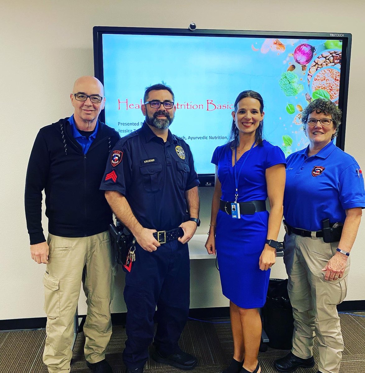 UHCLPD's tweet photo. Fitness Nutrition coach, Jessica from the UHCL campus Recreation and Wellness Center came by to talk to our Officers about Healthy eating and Nutrition. “A Healthy Person Has Million Dreams But an Unhealthy Person Has Just One” #uhclpd #uhclcampusrec #healthypolice #uhclhawks https://t.co/HIJT0UXO12