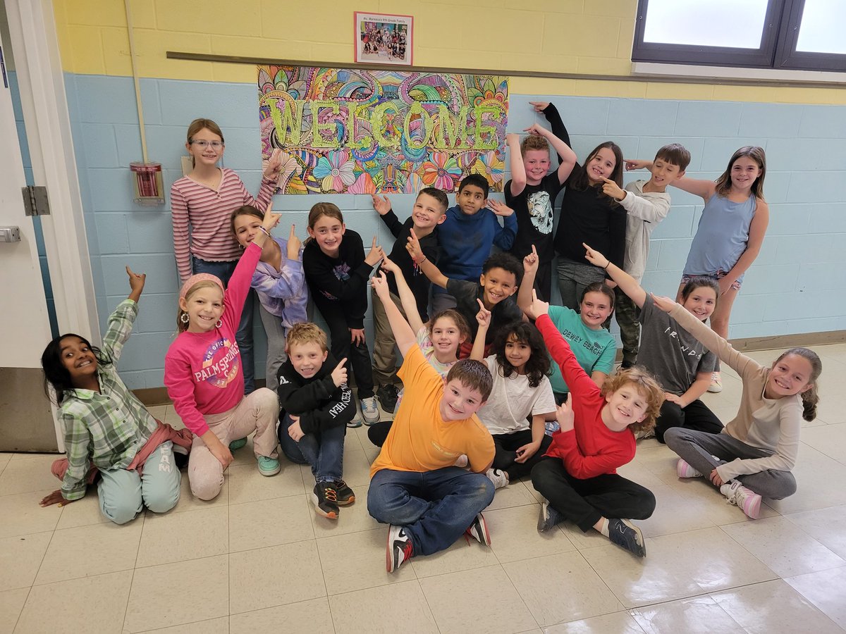 msmaresca's tweet photo. OUR class poster proudly hangs in the hallway. Each student in our class contributed to its artistic beauty💚 https://t.co/iceIfJTsgw