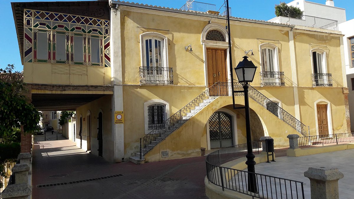 Sale a la venta el palacete de Villa Anita por más de un millón de euros. Se trata de una casona de los Soler y García Alix, restaurada por el galerista Miguel Servera

Artículo de Manuel León, en La Voz de Almería
lavozdealmeria.com/.../sale-a-la-…...