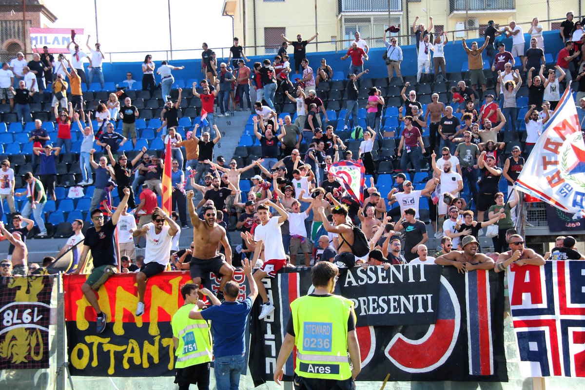 CosenzaOfficial's tweet photo. Oltre mille cuori rossoblù per #SampdoriaCosenza ♥️💙

Ma la prevendita non è mica finita: biglietti disponibili fino a sabato 😉

#ForzaLupi #SAMCOS https://t.co/xDGNz6tWPJ