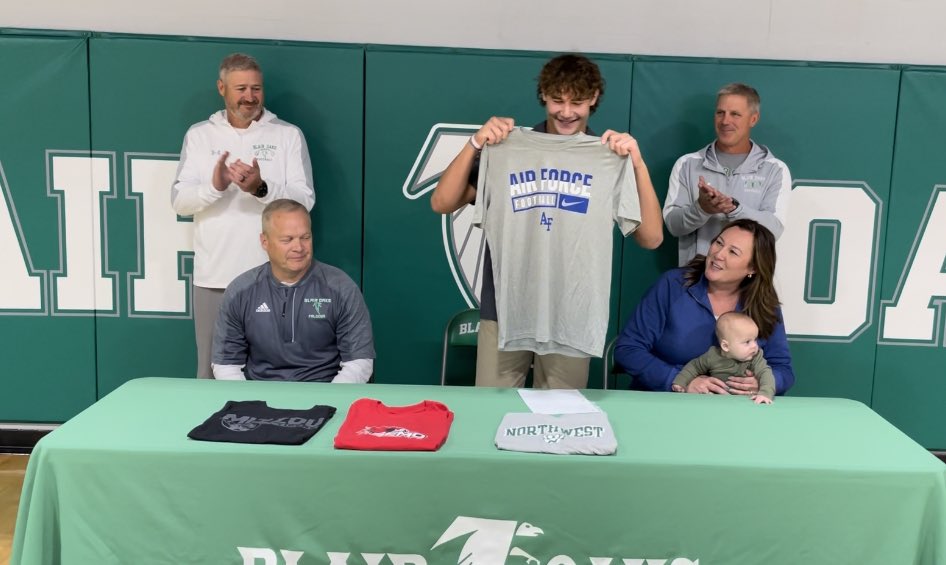 RodKRCG13's tweet photo. Blair Oaks All-State Linebacker Brady Kerperin will continue his football career at Air Force! The reigning class 2 defensive player of the year in Missouri made his announcement at a ceremony this afternoon at Blair Oaks. @BlairOaks_1 @WeAreBlairOaks @airforceacademy https://t.co/3Wk0DJquOy