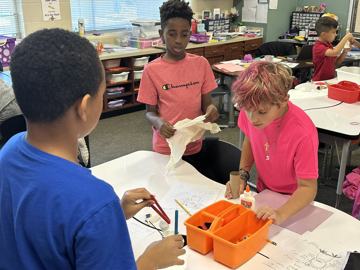 MsKSantangelo's tweet photo. Building an animal that includes structures so it survives in its given environment! #henrysheroes #wearelakeshore @HumbleISD_LSE https://t.co/upQgPWvRVV
