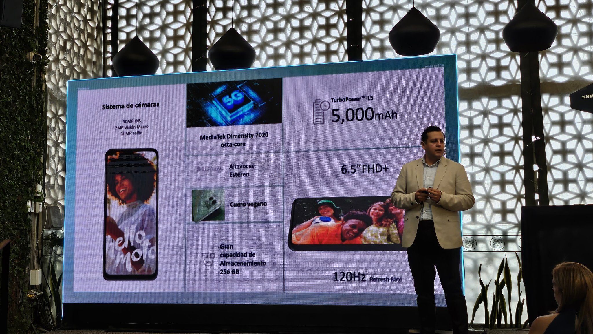 Motorola llena de color la gama media con el moto g84 5G y el moto g54 5G