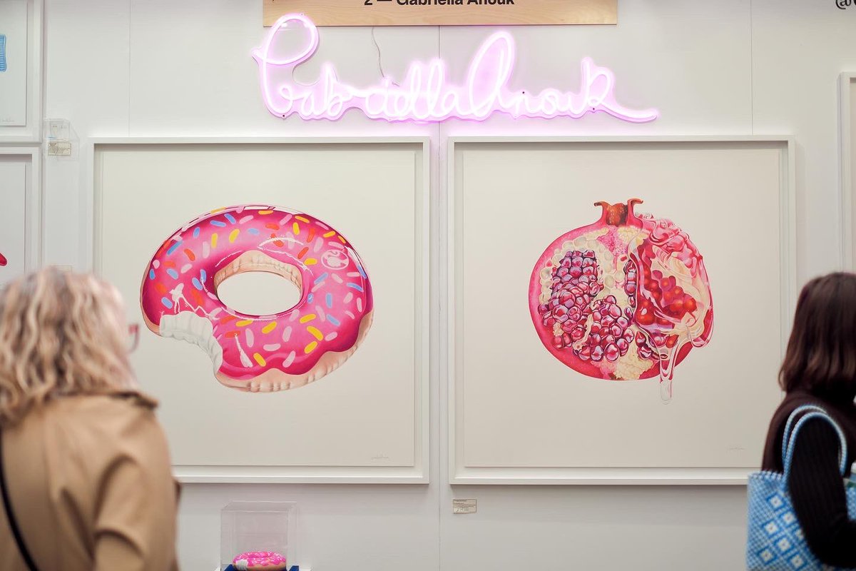 Side by side 

🍩 *pomegranate emoji*