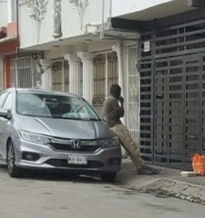 jaguarin66's tweet photo. A ver si nos ayudan @INAMI_mx Col. López Mateos, Vhsa,Tab.
Este centroamericano de Haití q dice no habla español y sí lo habla. Ronda y se mete a casas. Ya fue a amenazar a unas oficinas q si no le pagan cuota semanal les raya autos.
La @SSPCTabasco no puede detenerlo. https://t.co/lYb48LQeEV