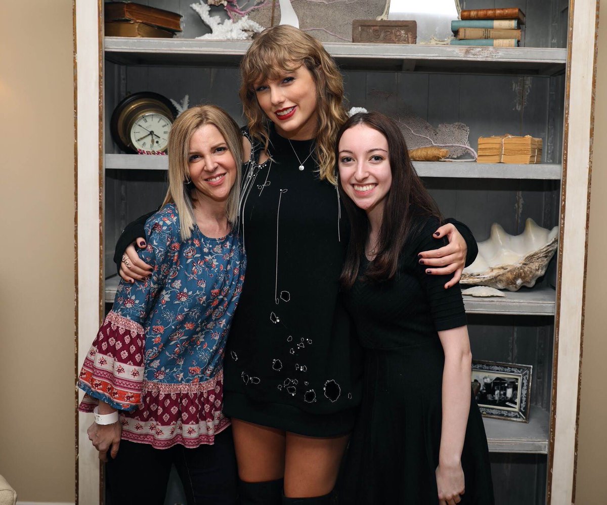 Shining_Swiftie's tweet photo. 6 years ago my mom triggered Taylor’s fear by bringing up sea urchins in her living room, resulting in her going on a whole rant about them 😅#6years #repsecretsession https://t.co/tfZBhp9YFP
