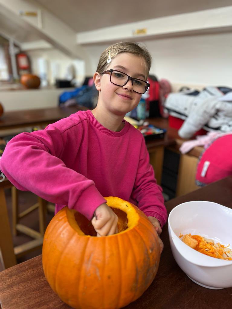 LadyLanePark's tweet photo. Holiday Club have had a smashing time today carving their pumkins ππ @Alpha_Schools @isaschools @Bingley_Hour @eldwick #holidayclub #independentprep #nursery https://t.co/CWB8Mn4cdW