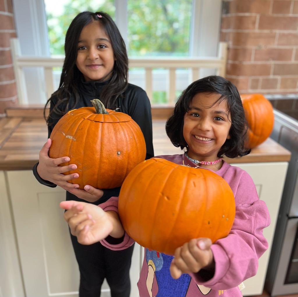 LadyLanePark's tweet photo. Holiday Club have had a smashing time today carving their pumkins ππ @Alpha_Schools @isaschools @Bingley_Hour @eldwick #holidayclub #independentprep #nursery https://t.co/CWB8Mn4cdW