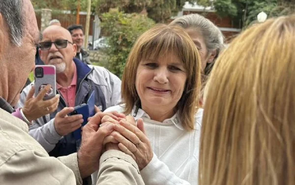 EnricoColanton_'s tweet photo. Qué diferente ver una candidata que no huye de la gente, cómo el loquito de la motosierra!!! https://t.co/v2CKM8IYwJ
