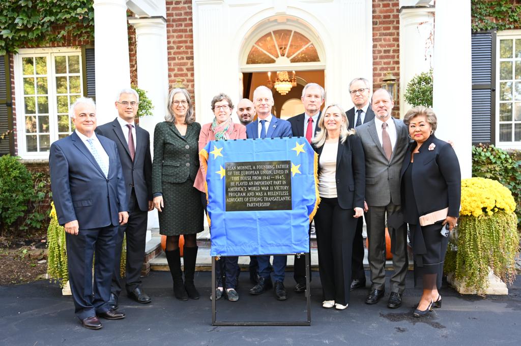 At a time where the transatlantic bond is more meaningful than ever, Deputy Head of Mission Sophie Karlshausen joined a ceremony in honor of #JeanMonnet. Together with Monnet’s family, the ambassadors of the 6 founding EU Member States unveiled a plaque at his former home in DC.
