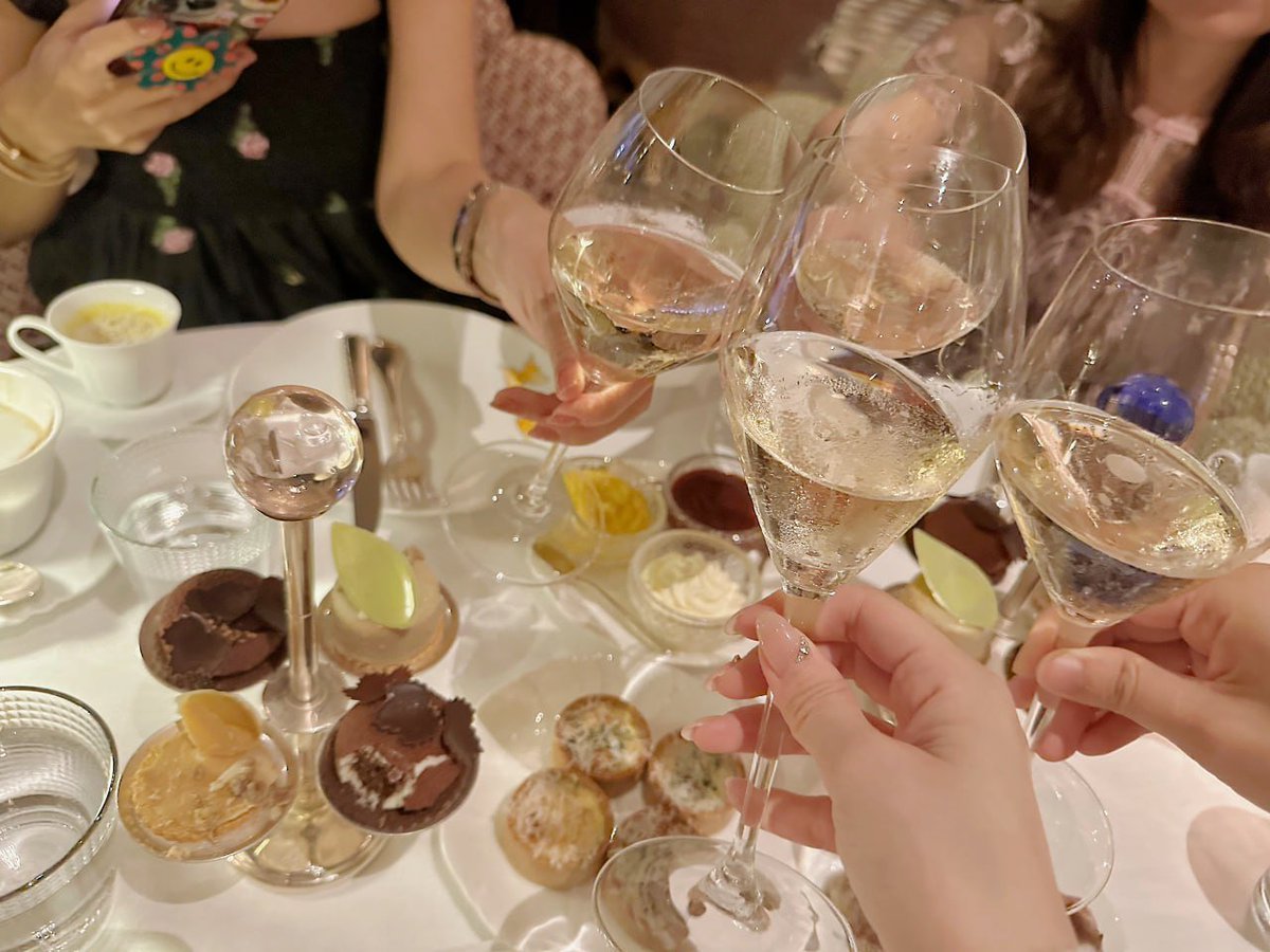 superlu666's tweet photo. Afternoon tea time https://t.co/OjI31Bm2fU