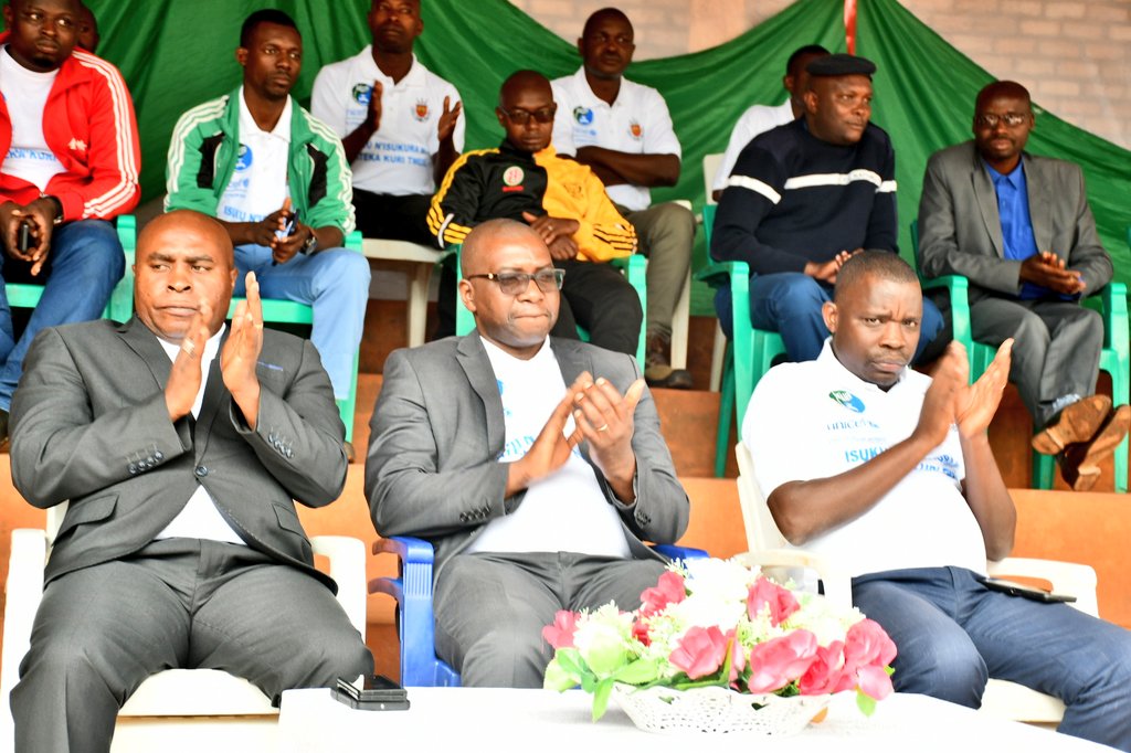 KayanzaProvince's tweet photo. #Burundi Célébration ce mercredi de la journée de Fin de Défecation à  l'Air Libre (FDAL). Les cérémonies y relatives ont eu lieu en @CommuneGahombo de @KayanzaProvince en présence de l'assistant du ministre de @minergiemine1 M. @FNgendabanyikwa et du gouverneur @Rcishahayo. https://t.co/uwE7LBAAlY