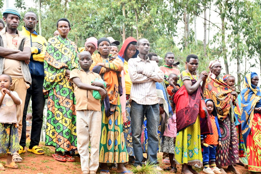 KayanzaProvince's tweet photo. #Burundi Célébration ce mercredi de la journée de Fin de Défecation à  l'Air Libre (FDAL). Les cérémonies y relatives ont eu lieu en @CommuneGahombo de @KayanzaProvince en présence de l'assistant du ministre de @minergiemine1 M. @FNgendabanyikwa et du gouverneur @Rcishahayo. https://t.co/uwE7LBAAlY