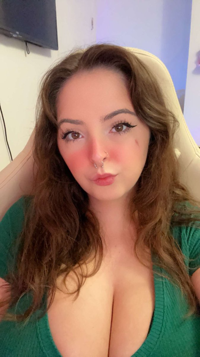 emilyspen's tweet photo. Going live in 15 minutes, be there or be square 🤠 https://t.co/JeGgXUELVJ #twitch #twitchstream #dawncraft #minecraft https://t.co/wcRluc3s0g