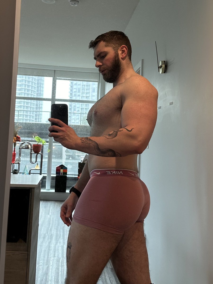 august_whiskey's tweet photo. Chest day with sweaty pink undies https://t.co/vwh0Qe33A1