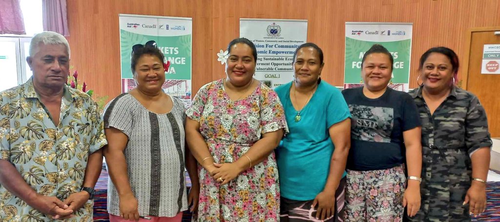 MeleMauala's tweet photo. Day #3 of "Getting Started" workshop with vendors from Fugalei, Salelologa, and Savalalo markets hosted by #MWCSD. Now #MVAs have been established for each project market and will draft a constitution!
#M4C #MWCSD #UNWOMEN #DFAT #UNDP
@unwomenpacific
@thembakalua @vlinneweber https://t.co/7A3IzVMrS4